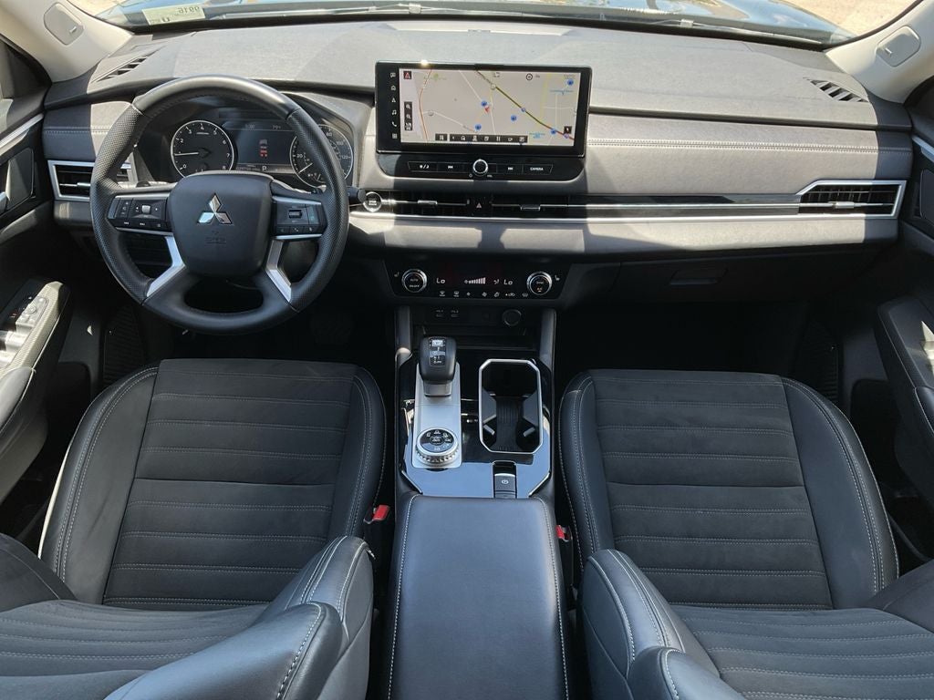 2025 Mitsubishi Outlander Base