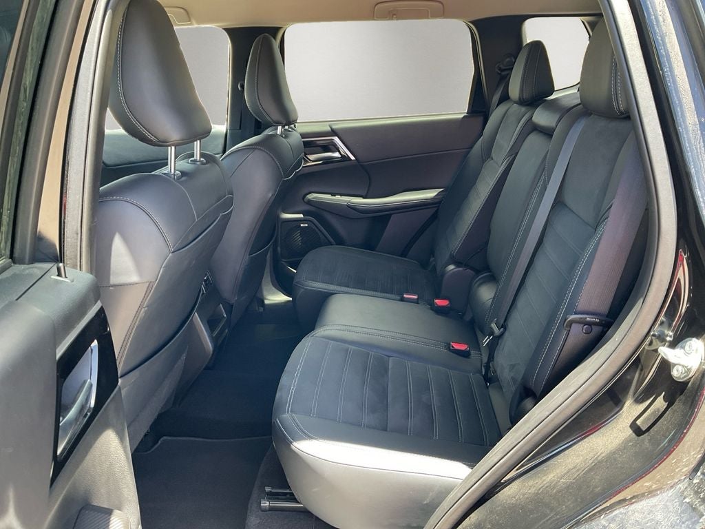 2025 Mitsubishi Outlander Base